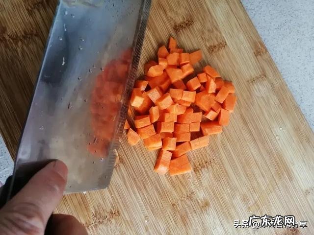 白罗卜、红罗卜、花生米做凉拌菜怎么做？