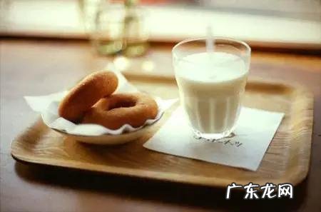 低脂脱脂全脂牛奶有什么区别 全脂、脱脂和低脂牛奶都有什么不同?