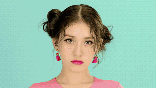 “看见蟑螂我不怕不怕啦”的郭美美是不是炫富女郭美美？