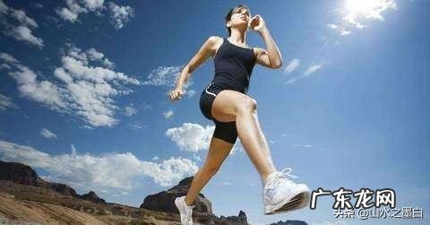 跑步跑多久后能喝水 跑步后多久才能喝水?边跑边喝水有影响吗?