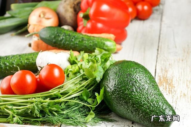 每天晚上做20个俯卧撑会瘦吗?