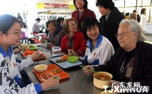 老人为什么不愿和儿女住在一起 为什么现在有些老年人宁愿老夫妻单独住，也不愿和孩子往在一起？