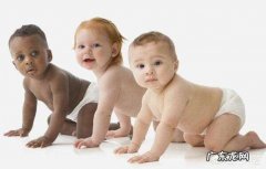 宝宝九个月了，还不会爬，该怎么办？