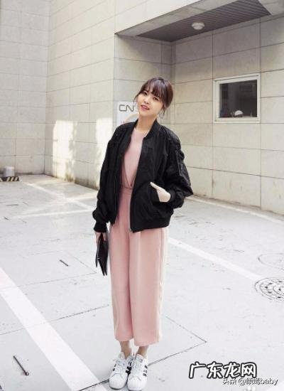 阔腿牛仔裤怎样搭配最好看?