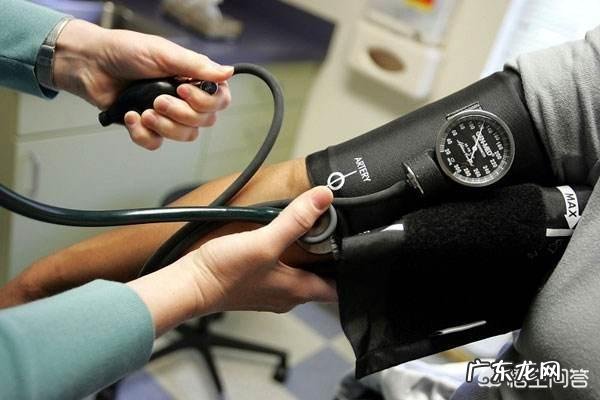 邻居老人晨起排便，一小时后中风倒地，排便时什么事不能做？