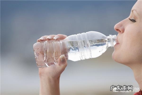 邻居老人晨起排便，一小时后中风倒地，排便时什么事不能做？