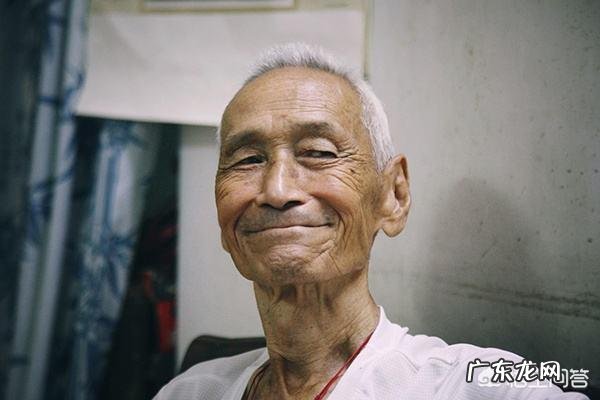 邻居老人晨起排便，一小时后中风倒地，排便时什么事不能做？