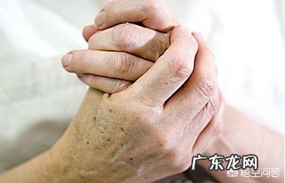 邻居老人晨起排便，一小时后中风倒地，排便时什么事不能做？