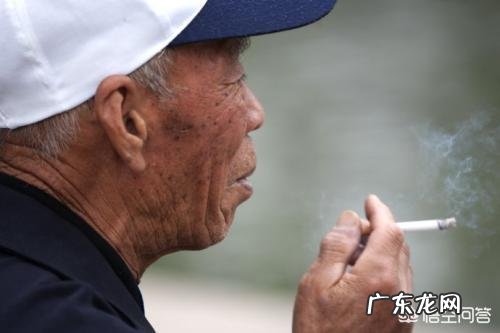 邻居老人晨起排便，一小时后中风倒地，排便时什么事不能做？