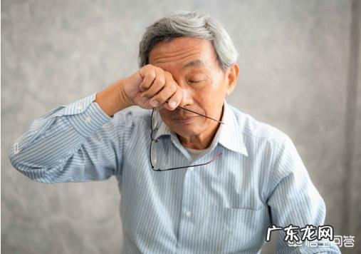 邻居老人晨起排便，一小时后中风倒地，排便时什么事不能做？