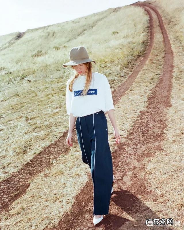 女显瘦宽松休闲宽腿裤大脚裤气质甩裤配什么上衣？