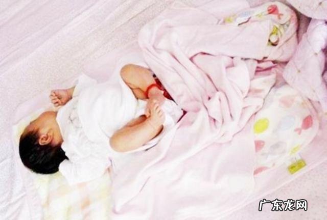 婴儿睡凹进去的摇篮床有危害吗-宝宝睡斜坡床的危害