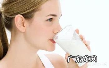 晚餐和早餐应该选择脱脂牛奶还是全脂牛奶?