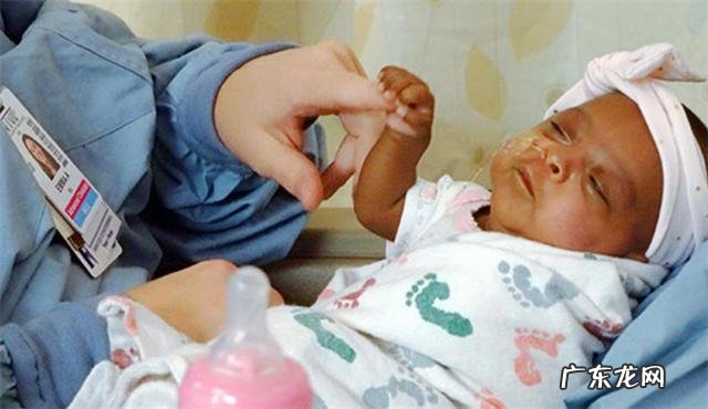 宝宝把蛋壳当成摇篮-蛋壳当摇篮的最小婴儿