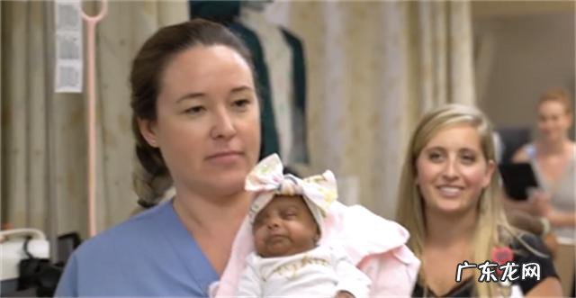 宝宝把蛋壳当成摇篮-蛋壳当摇篮的最小婴儿