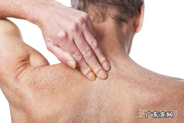 低头玩手机时,颈椎要承重45斤的重量,是真的么?