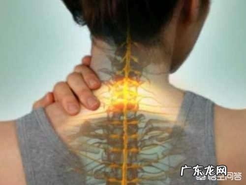 低头玩手机时,颈椎要承重45斤的重量,是真的么?