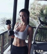 女生适合瑜伽还是健身教练 最近想去锻炼身体，瑜伽和健身房健身哪个更适合女孩子？