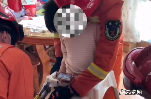 两岁孩子餐椅摔下来-2岁女宝从餐椅摔下