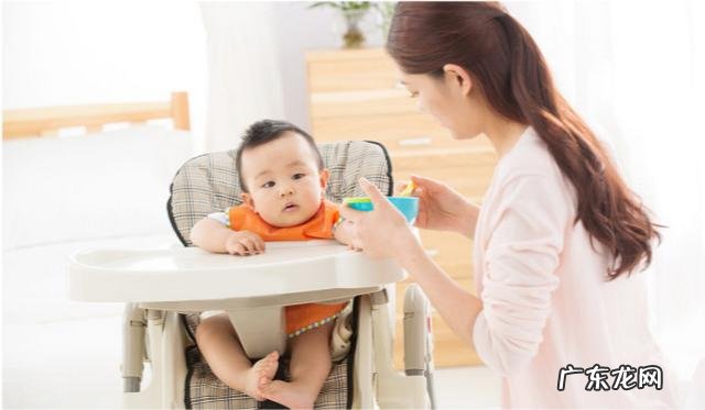 6个月的宝宝吃辅食坐什么餐椅-婴儿坐在餐椅上吃辅食
