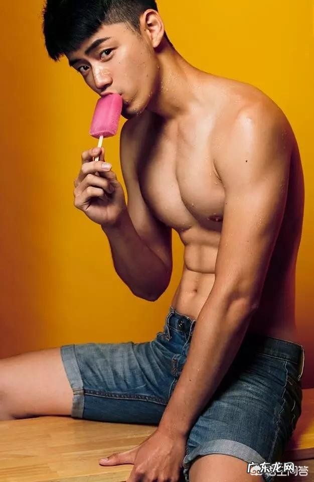 每天做多少仰卧起坐可以练出腹肌 每天做几个仰卧起坐可以在3个月练腹肌?