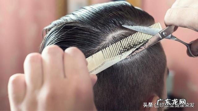 冬天头发容易油,睡前该怎样做,头发才不会在起床时油糊糊