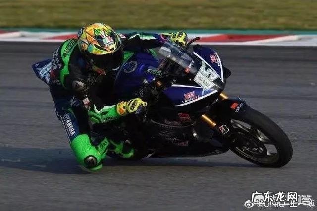 怎么看待王一博初中辍学去韩国学舞蹈?