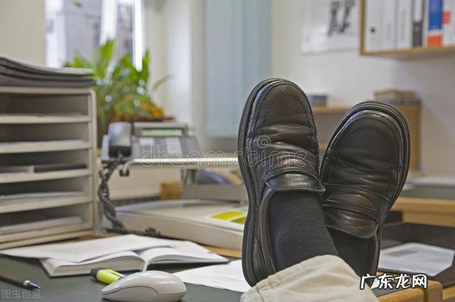 老年人小腿和脚浮肿怎么办?严重吗?该怎么zhi疗?