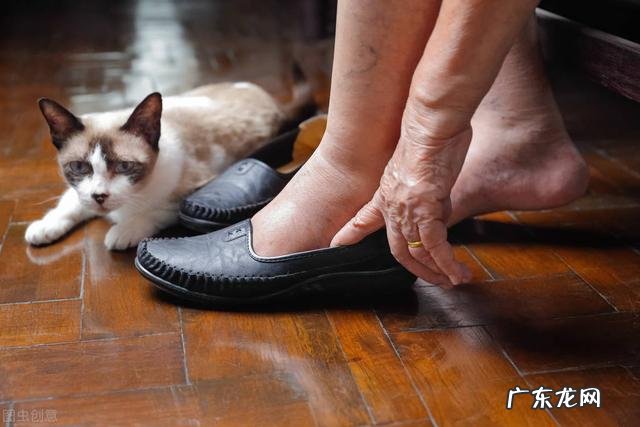 老年人小腿和脚浮肿怎么办?严重吗?该怎么zhi疗?