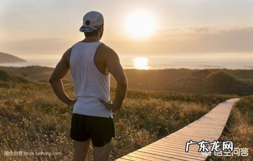 我一个月减肥10公斤,最主要是减少肉类和米饭,这样正常吗?