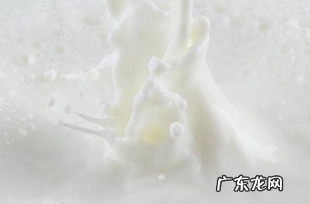 听说在晚上睡觉前喝杯热牛奶对身体好,熬夜喝牛奶好吗?