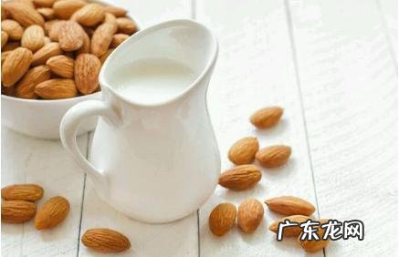 听说在晚上睡觉前喝杯热牛奶对身体好,熬夜喝牛奶好吗?