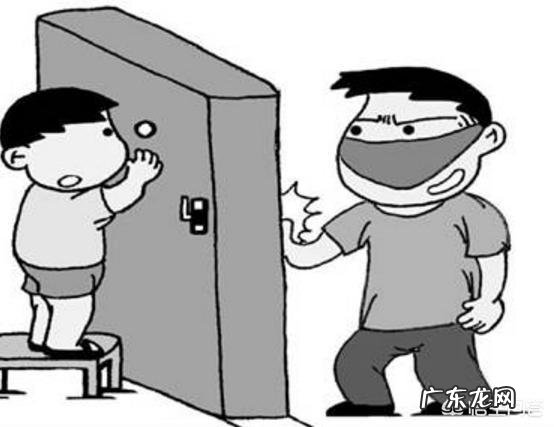 当孩子独自在家的时候,家长应该告诉孩子注意哪些问题