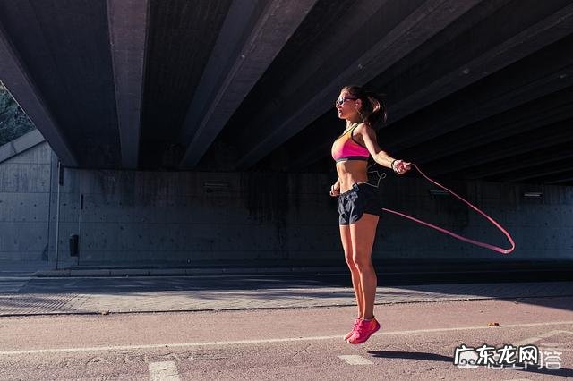 跑步瘦快还是跳绳瘦快 跑步减肥瘦得快还是跳绳瘦得快？