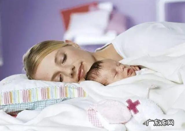 新生儿睡婴儿床好还是在床上睡好-新生儿晚上睡婴儿床好吗