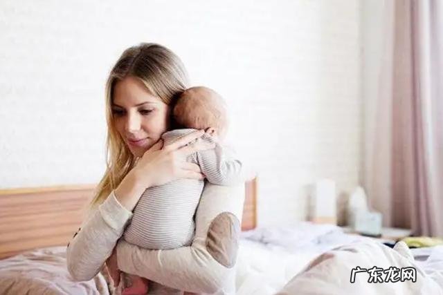 新生儿睡婴儿床好还是在床上睡好-新生儿晚上睡婴儿床好吗