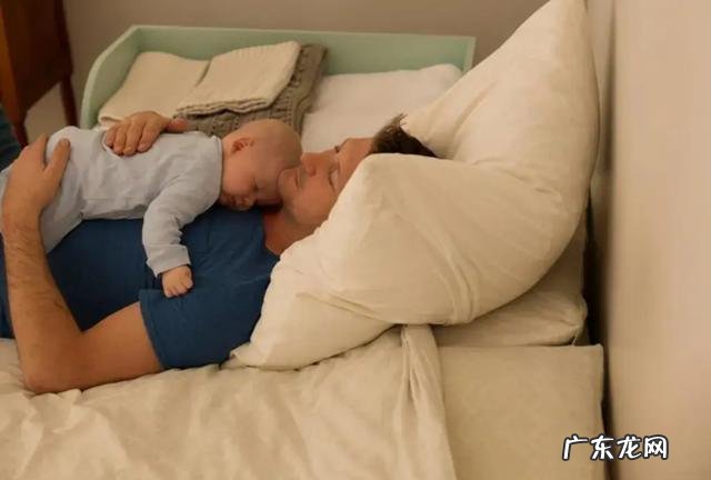 新生儿睡婴儿床好还是在床上睡好-新生儿晚上睡婴儿床好吗