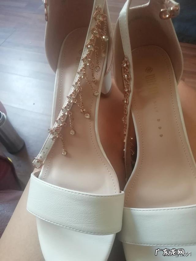 肉色丝袜好看还是黑丝袜好看？还是其他颜色的好看呢？