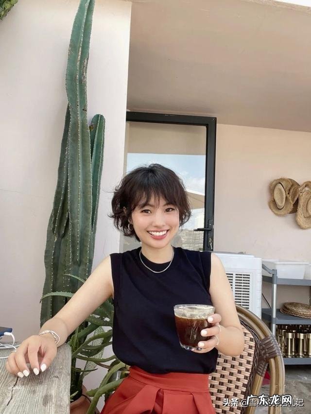 中年妇女不烫发的短发 50岁大妈不烫不染的短发