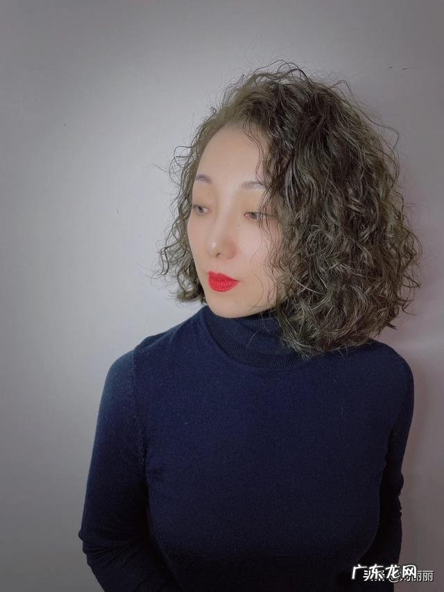 2022年女性卷发流行发型 2022流行的发型女烫卷