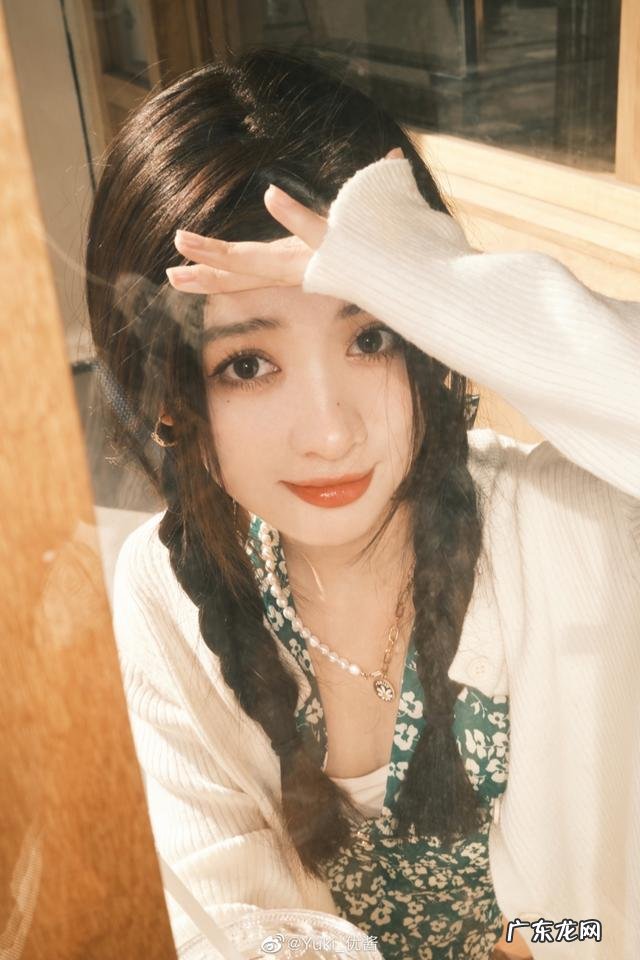 路人抓拍杨幂真实身材 杨幂绿色挑染公主切造型