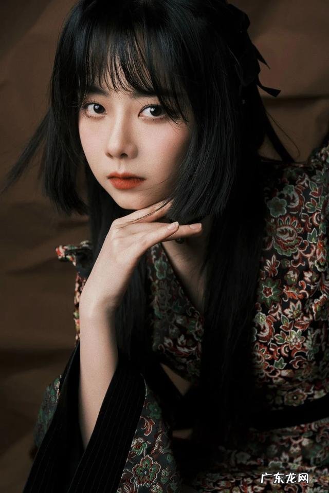 路人抓拍杨幂真实身材 杨幂绿色挑染公主切造型