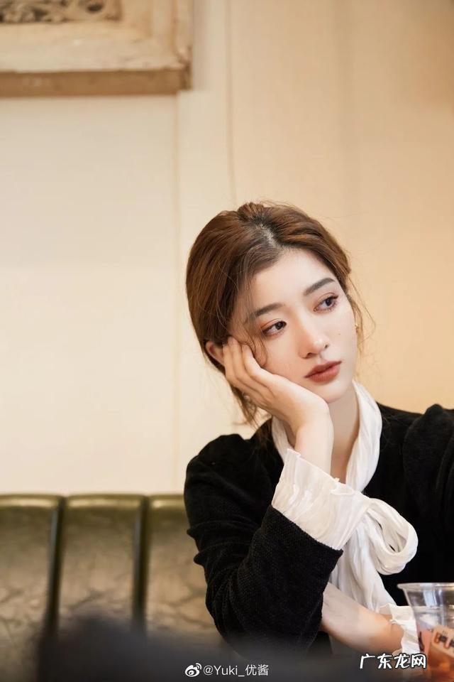 路人抓拍杨幂真实身材 杨幂绿色挑染公主切造型