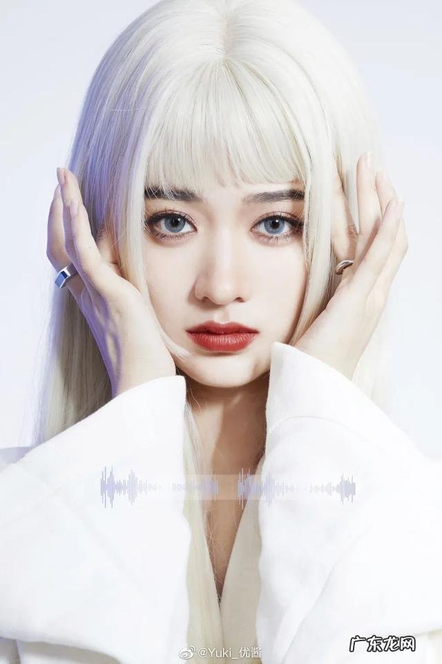 路人抓拍杨幂真实身材 杨幂绿色挑染公主切造型