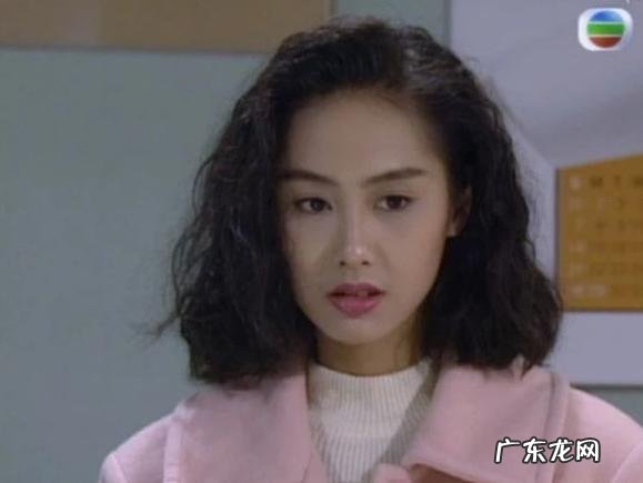 卷发减龄发型扎法 今年流行的卷发发型减龄