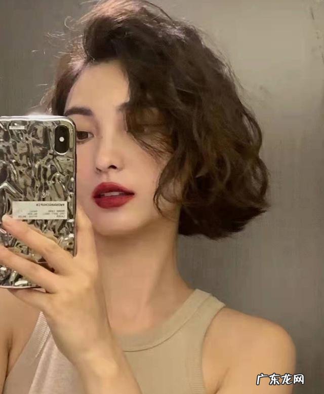 卷发减龄发型扎法 今年流行的卷发发型减龄