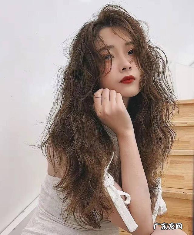 卷发减龄发型扎法 今年流行的卷发发型减龄