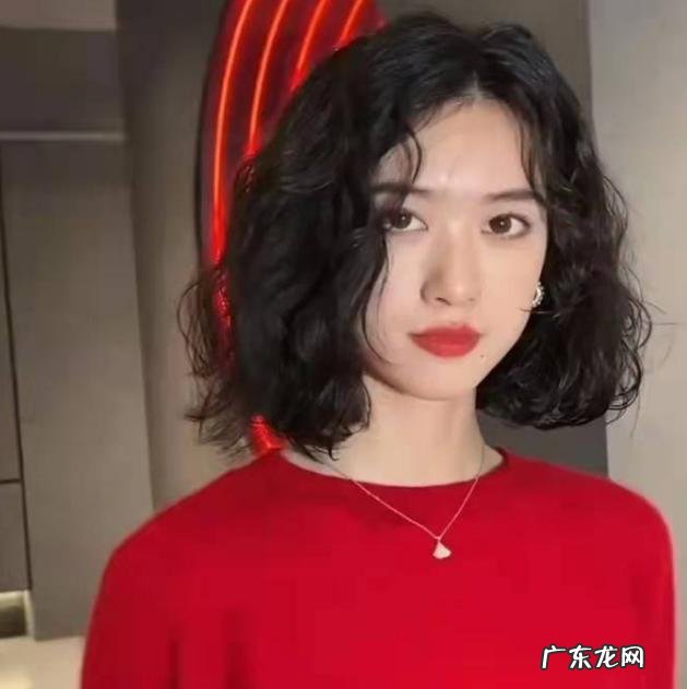 卷发减龄发型扎法 今年流行的卷发发型减龄