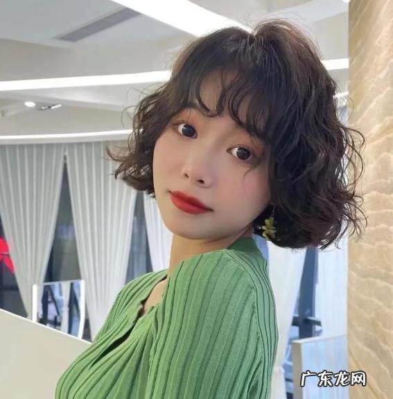 卷发减龄发型扎法 今年流行的卷发发型减龄