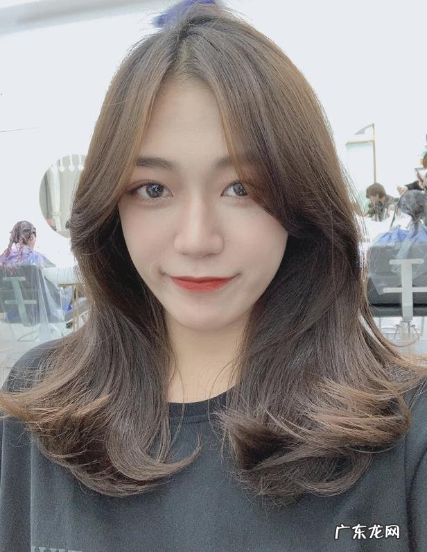 2022年最流行的烫发女士 2022年最流行的烫发中长款